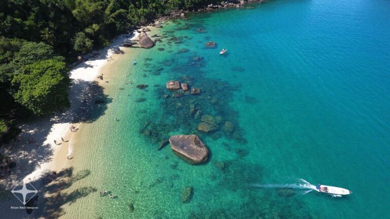 Os Melhores Passeios de Barco em Ubatuba: Explore Ilhas e Praias Paradisíacas